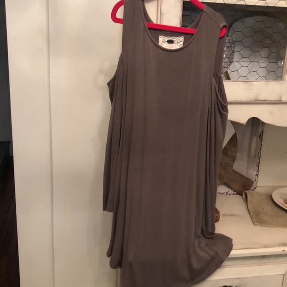 Cupio size medium cold shoulder 3/4 sleeve top. Olive green - Picture 2 of 3